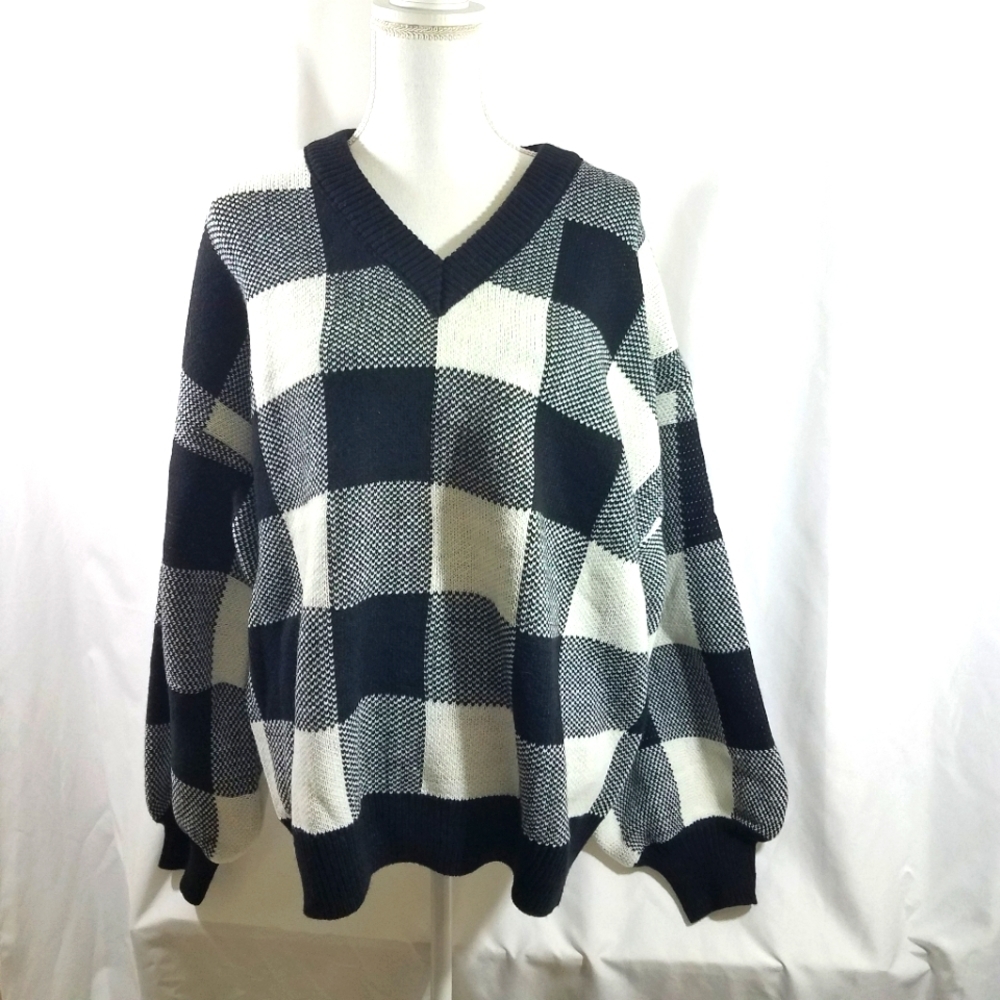 Listicle Black and White Sweater L Nwt